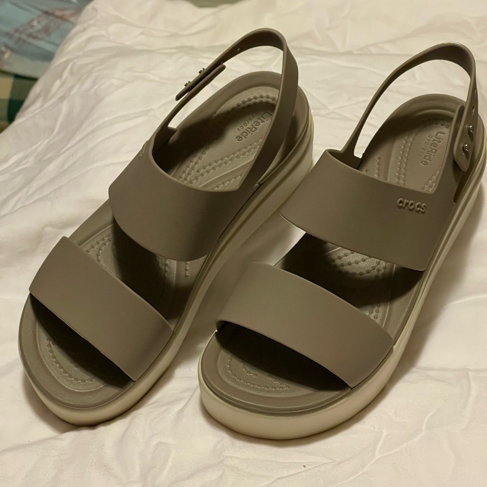 CROCS “Brooklyn” Low Wedge, Mushroom, 7US